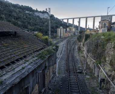 Demiryolu hattının manzarası. Demiryolu taşımacılığı.