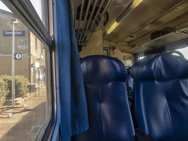 Vista All Interno Della Carrozza Treno Passeggeri Sulla Ferrovia Trasporti — Foto Stock