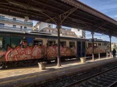 Demiryolu taşımacılığı. Seyahat ve macera için turist geçmişi.