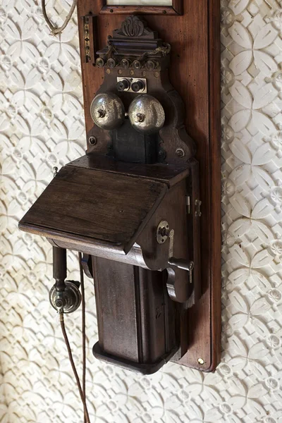 Un antico telefono in legno vintage pende da una parete . — Foto Stock