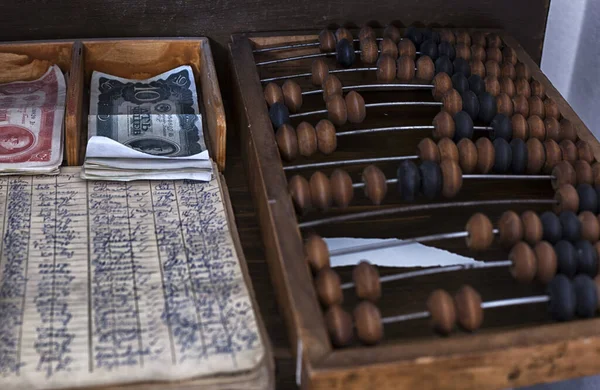 Concept d'économie et de planification budgétaire, Abacus en bois vintage  . — Photo