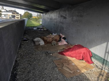 Evsizler köprünün altında uyuyor..