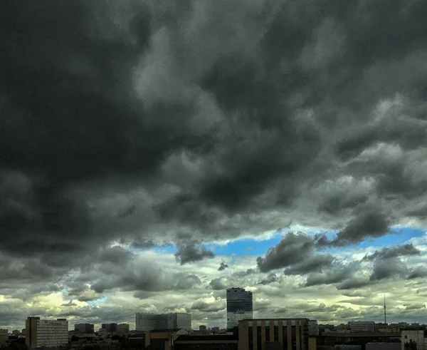 Gewitterwolken am Himmel über der Stadt. — Stockfoto