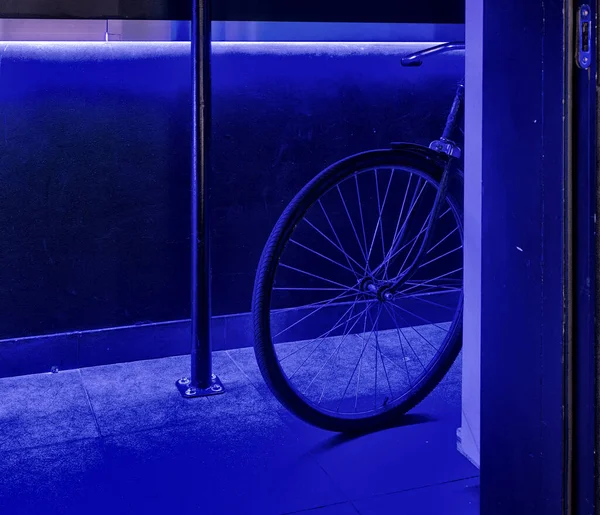 Une Roue Vélo Jette Coup Oeil Coin Bleu — Photo