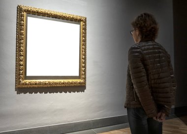 Sanat galerisindeki bir kadın. Diğer resimler.