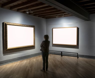 Sanat galerisindeki bir kadın. Diğer resimler.