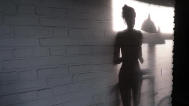 Κινούμενη Σκιά Ενός Κοριτσιού Στον Τοίχο Κορίτσι Τρέχει Στο Διάδρομο — Αρχείο Βίντεο