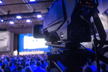 Profesyonel dijital kamera. Bir konser salonunda TV kamerası.