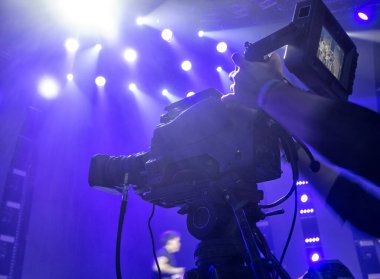 Profesyonel dijital kamera. Bir konser salonunda TV kamerası.