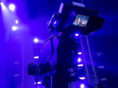 Profesyonel dijital kamera. Bir konser salonunda TV kamerası.