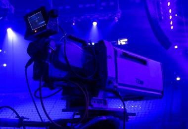 Profesyonel dijital kamera. Bir konser salonunda TV kamerası.