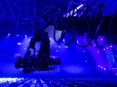 Profesyonel dijital kamera. Bir konser salonunda TV kamerası.