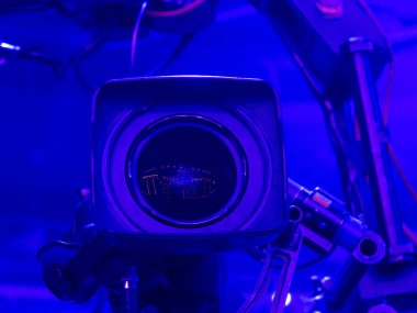 Profesyonel dijital kamera. Bir konser salonunda TV kamerası.