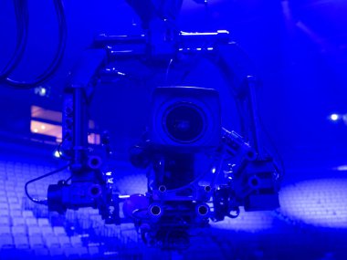 Profesyonel dijital kamera. Bir konser salonunda TV kamerası.