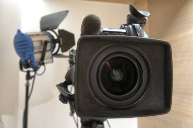 Kameralı ve ışıklı televizyon stüdyosu. Profesyonel dijital video kamera.
