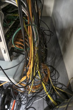 Konser salonunun sahne arkasında televizyon ekipmanları