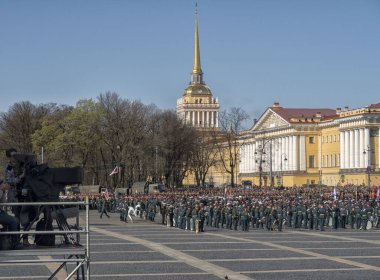 St. Petersburg 'da. RUSSIA - Mayıs 09, Zafer Günü 'nün yıldönümü. Saray Meydanı 'ndaki askeri teçhizatın resmi geçişi.