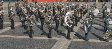 St. Petersburg 'da. RUSSIA - Mayıs 09, Zafer Günü 'nün yıldönümü. Saray Meydanı 'ndaki askeri teçhizatın resmi geçişi.