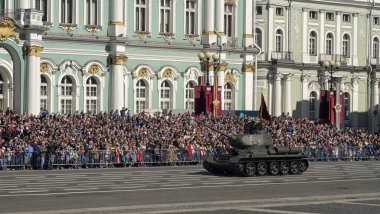 St. Petersburg 'da. RUSSIA - Mayıs 09, Zafer Günü 'nün yıldönümü. Saray Meydanı 'ndaki askeri teçhizatın resmi geçişi.