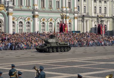 St. Petersburg 'da. RUSSIA - Mayıs 09, Zafer Günü 'nün yıldönümü. Saray Meydanı 'ndaki askeri teçhizatın resmi geçişi.