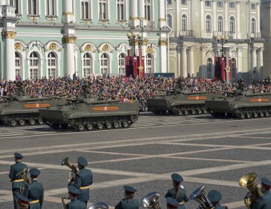St. Petersburg 'da. RUSSIA - Mayıs 09, Zafer Günü 'nün yıldönümü. Saray Meydanı 'ndaki askeri teçhizatın resmi geçişi.