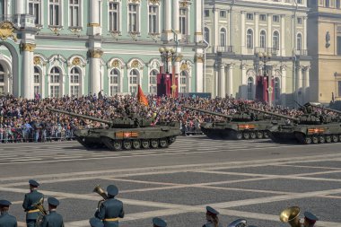 St. Petersburg 'da. RUSSIA - Mayıs 09, Zafer Günü 'nün yıldönümü. Saray Meydanı 'ndaki askeri teçhizatın resmi geçişi.