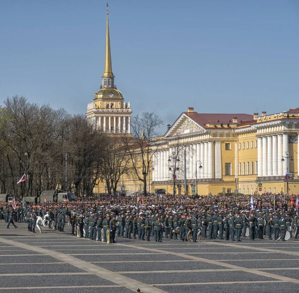 サンクトペテルブルク ロシア 5月09日勝利の日の記念日 宮殿広場に軍事用ハードウェアの厳粛な通路 — ストック写真