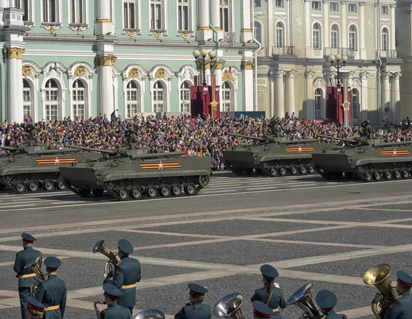St. Petersburg 'da. RUSSIA - Mayıs 09, Zafer Günü 'nün yıldönümü. Saray Meydanı 'ndaki askeri teçhizatın resmi geçişi.