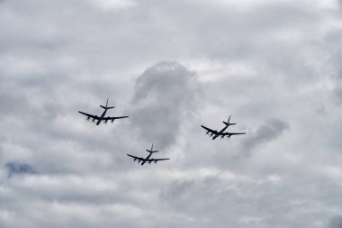 St. Petersburg 'da. RUSSIA - Mayıs 09, Zafer Günü 'nün yıldönümü. St. Petersburg üzerinde resmi uçak uçuşu.