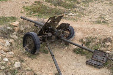 Siperdeki eski bir Rus makineli tüfeği. Eski Sovyet makineli tüfek çatışması yerinde. 2. Dünya Savaşı 'ndan kalma eski bir top..