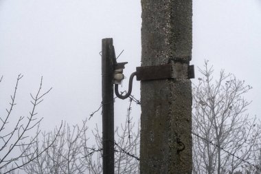 Siste dikenli teller var. Güçlendirilmiş beton direklerle çit