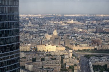Aşağıdan gökdelenlerin manzarası. Gökdelenler mavi gökyüzüne karşı. Yüksek bina. Şehrin iş merkezi. Modern şehir mimarisi. Camdan ve betondan yapılmış evler.