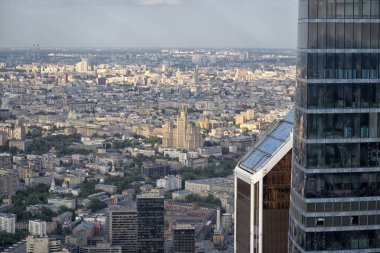 Aşağıdan gökdelenlerin manzarası. Gökdelenler mavi gökyüzüne karşı. Yüksek bina. Şehrin iş merkezi. Modern şehir mimarisi. Camdan ve betondan yapılmış evler.
