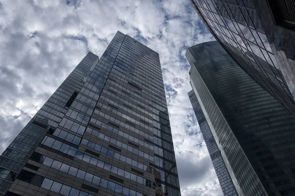 Vista Rascacielos Desde Abajo Rascacielos Contra Cielo Azul Edificio Alto —  Fotos de Stock