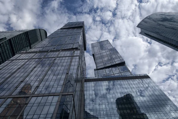 Vista Rascacielos Desde Abajo Rascacielos Contra Cielo Azul Edificio Alto —  Fotos de Stock