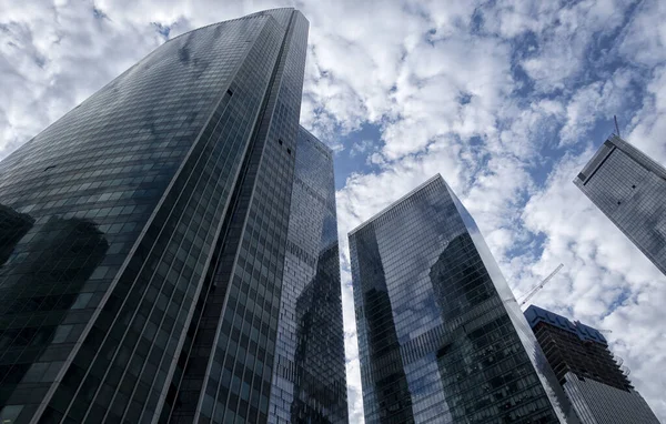 Vista Rascacielos Desde Abajo Rascacielos Contra Cielo Azul Edificio Alto —  Fotos de Stock