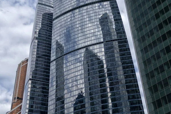 Vista Rascacielos Desde Abajo Rascacielos Contra Cielo Azul Edificio Alto —  Fotos de Stock