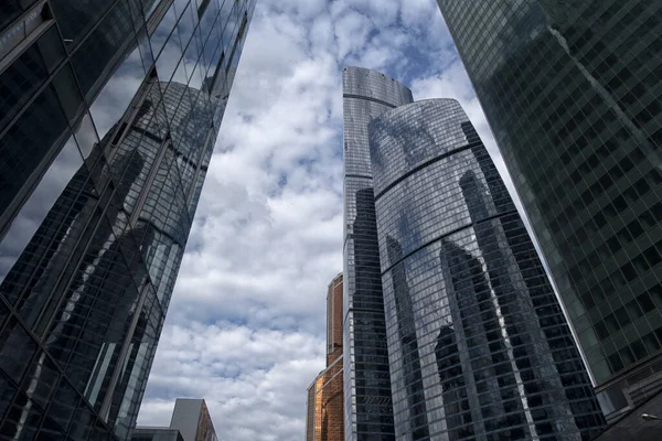 Vista Rascacielos Desde Abajo Rascacielos Contra Cielo Azul Edificio Alto —  Fotos de Stock