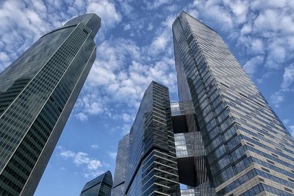 Blick Auf Hochhäuser Von Unten Wolkenkratzer Blauen Himmel Hochhaus Geschäftszentrum — Stockfoto