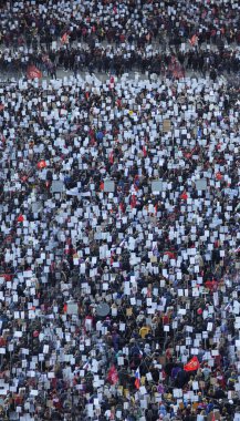 Kalabalık kalabalık şehir caddesinde yürüyor..