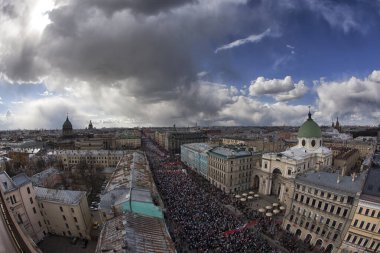 Kalabalık kalabalık şehir caddesinde yürüyor..