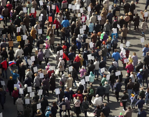 Натовп Людей Гуляють Жвавій Міській Вулиці — стокове фото