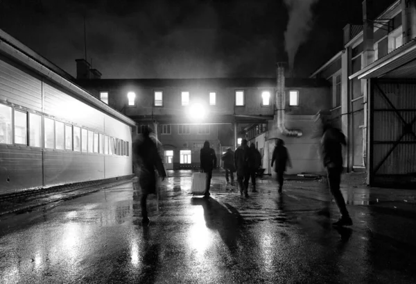 Gece Sokakta Yürüyen Arka Planda Bina Yapan Insanların Bulanık Görüntüsü — Stok fotoğraf
