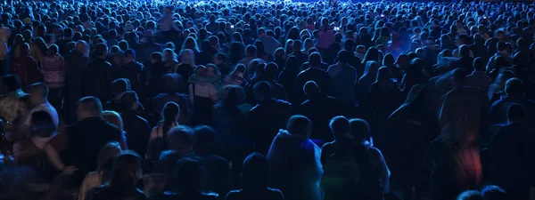 Multidão Pessoas Concerto Frente Luzes Palco Brilhantes — Fotografia de Stock