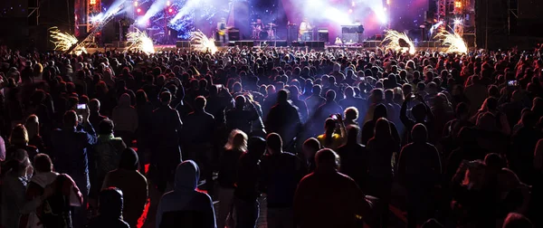 Menschenmenge Bei Einem Konzert Vor Hellen Bühnenlichtern — Stockfoto