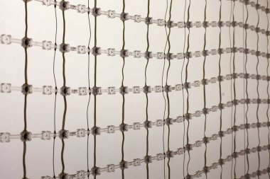 Kare şeklinde metal tel kafes yapısı. Soyut sanayi geçmişi.