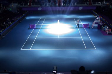 Tenis turnuvasında hafif lazer gösterisi. Bulanık hareket