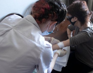 Covid-19. Hemşire koronavirüs testi için bir damardan kan örneği alacak..