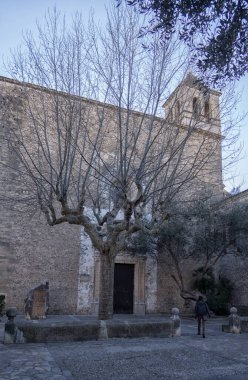 Ada manzarası, tarihi binalar, deniz manzarası Mayorka İspanya, güzel kıyı, Akdeniz, Balear Adaları.