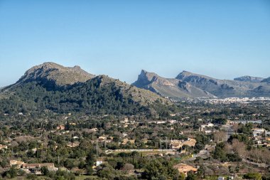 Ada manzarası, tarihi binalar, deniz manzarası Mayorka İspanya, güzel kıyı, Akdeniz, Balear Adaları.